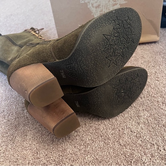 Olive green suede lace up knee boot size 7.5 Boho hippie chic wood heel - Picture 4 of 6